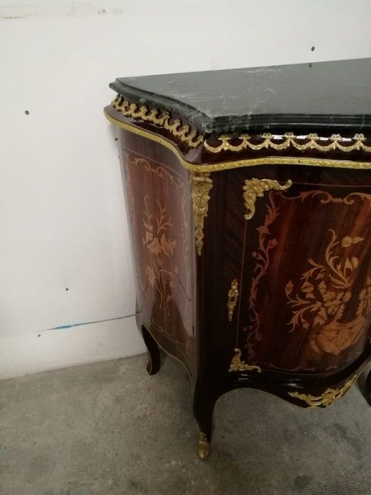 Comodina in stilul francez Louis decorata cu elemente din bronz și int