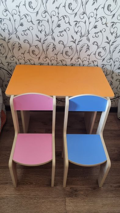 Продаётся детский стол и два стульчика