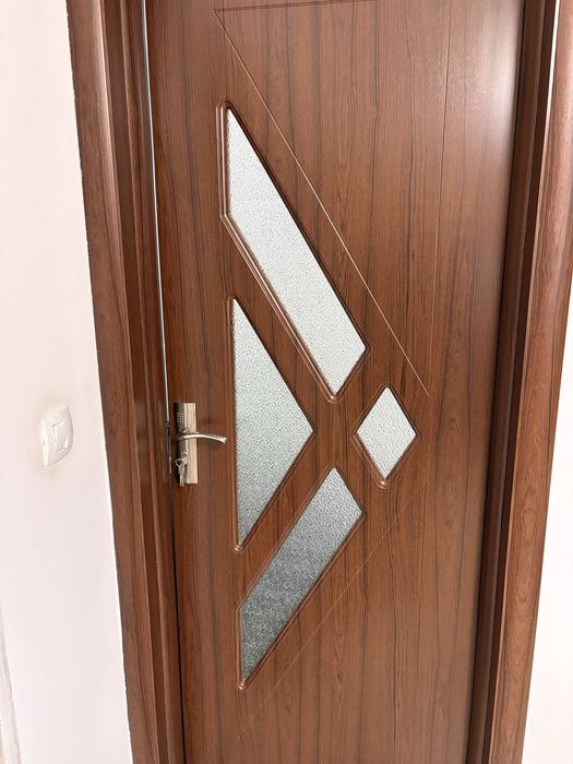 Vand 4 usi de aparttament