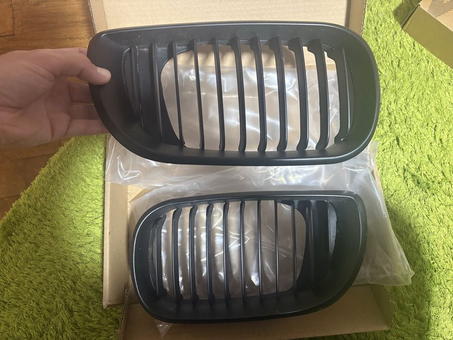 Vand grile e46 facelift negre noi