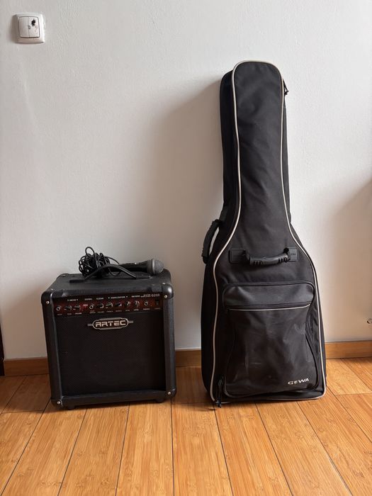 Vând set chitară electrică + amplificator + microfon + husă + cabluri