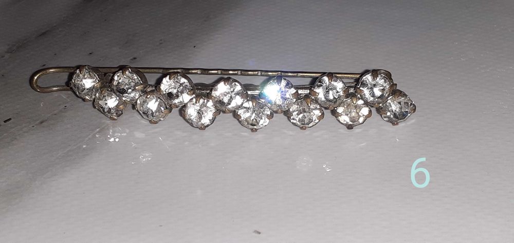 Бусы разнообразного стиля и заколка