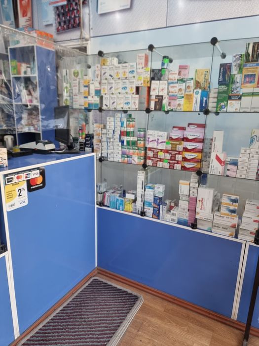 Продаётся стеклянные стилажи для аптеки