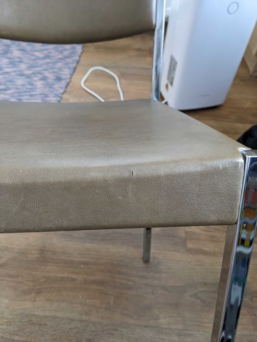 Scaun îmbrăcat în piele, cu picioare din metal