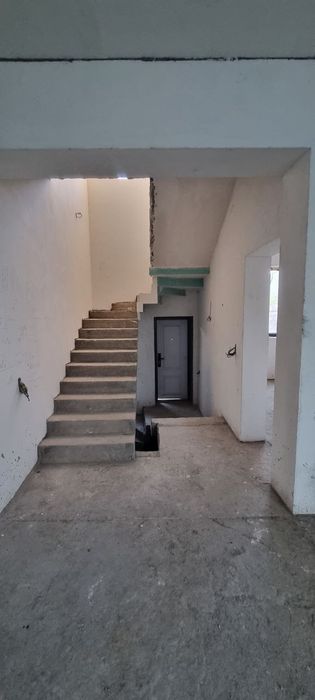 Uy Qibrayda, yonida masjid