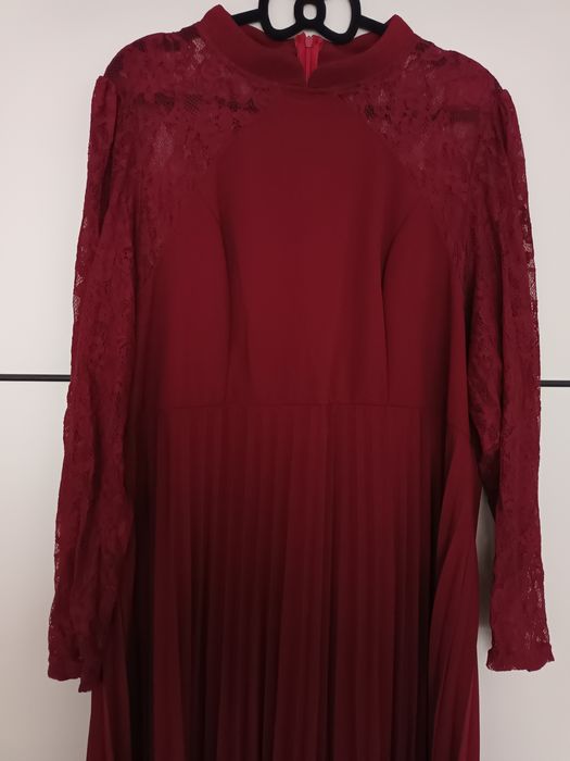 Рокля в цвят бордо