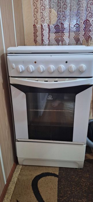Готварска печка Индезит на ток и газ.