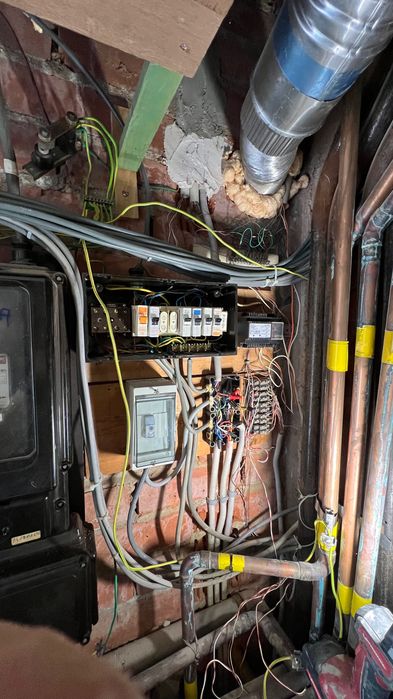 Electrician in constructii