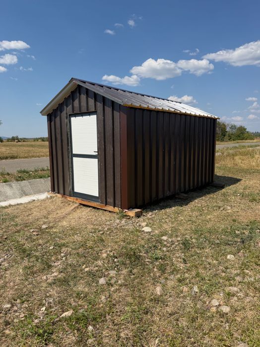 Căsuța pe structură metalică și panouri