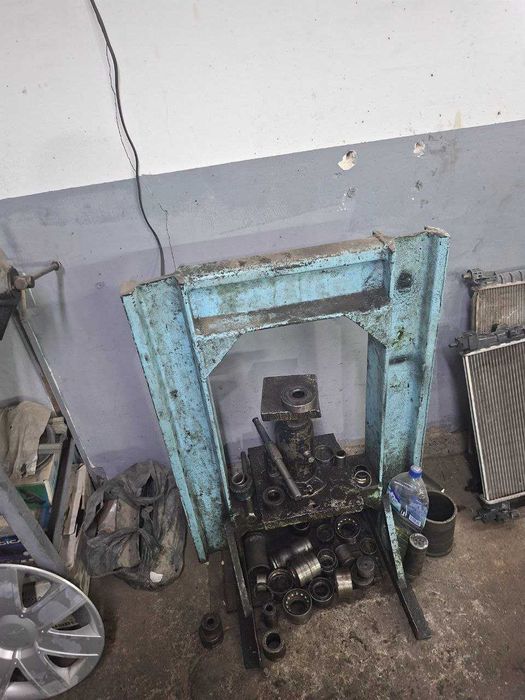 Подъемник машины, тиски слесарные, пресс, стол