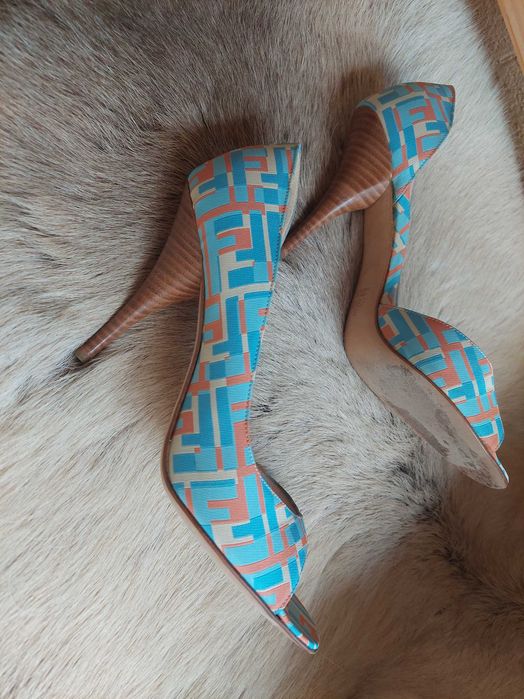 pantofi Fendi , m 39, o singura purtare , stare excelenta , 800 lei .