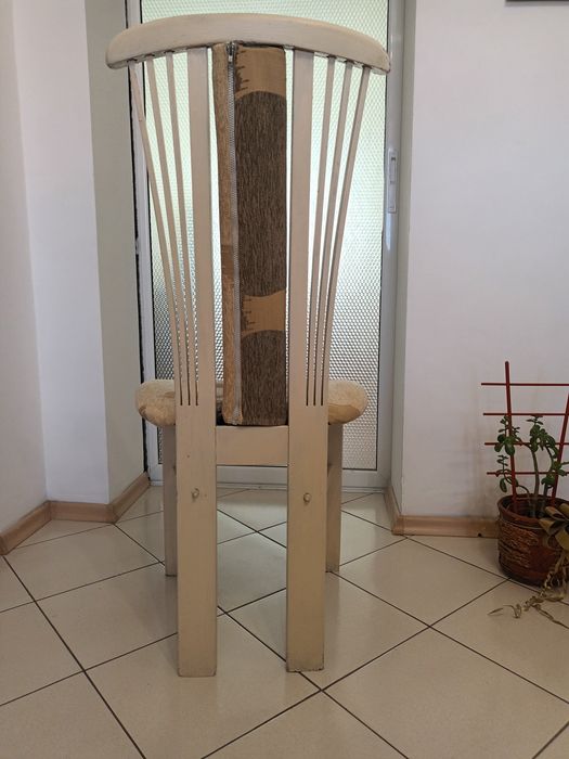 Продавам 9 трапезни стола, 6 от тях са със специално шити калъфи, 3 са с основната тапицерия