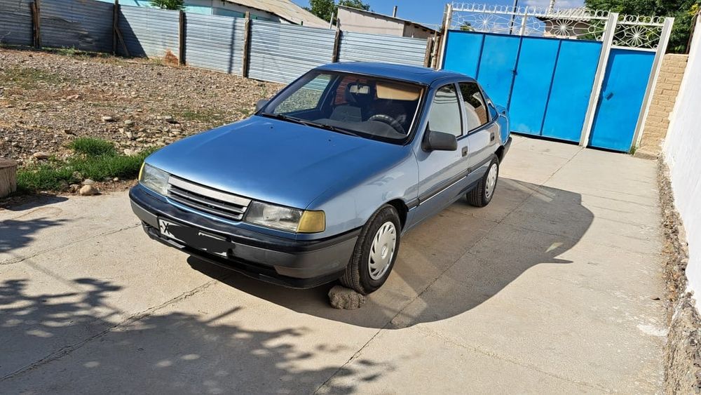 Opel vectra  светло-синий