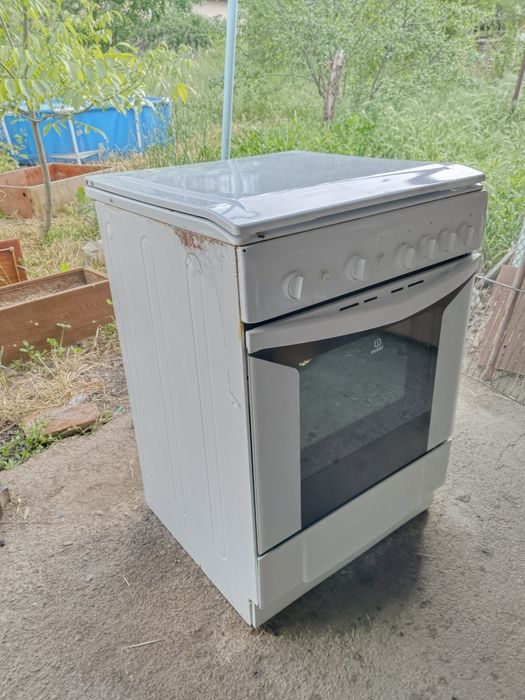 Продам газовую плиту Indesit