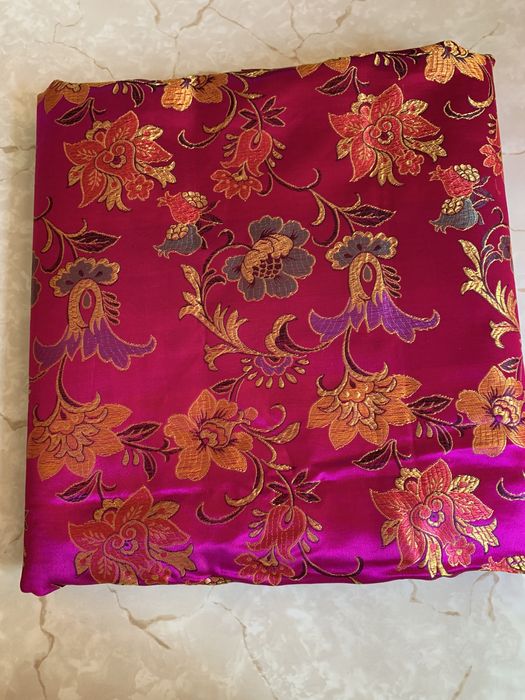 Атлас цветной, плотный. Можно использовать как обивочную ткань.