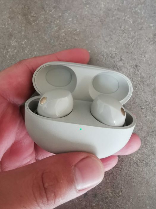 Продават се слушалки чисто нови са закупени са от Англия за 200£ паунда цена сегашна 100€