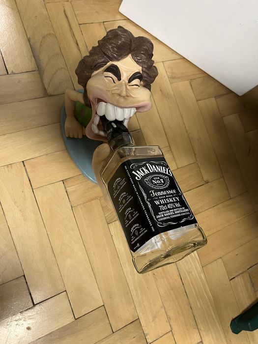 поставка за бутилки карикатура