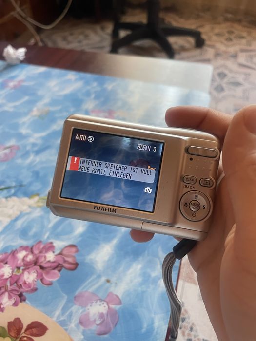 Vând aparat foto compact Fujifilm de 8.1 mp poze/filmare hd