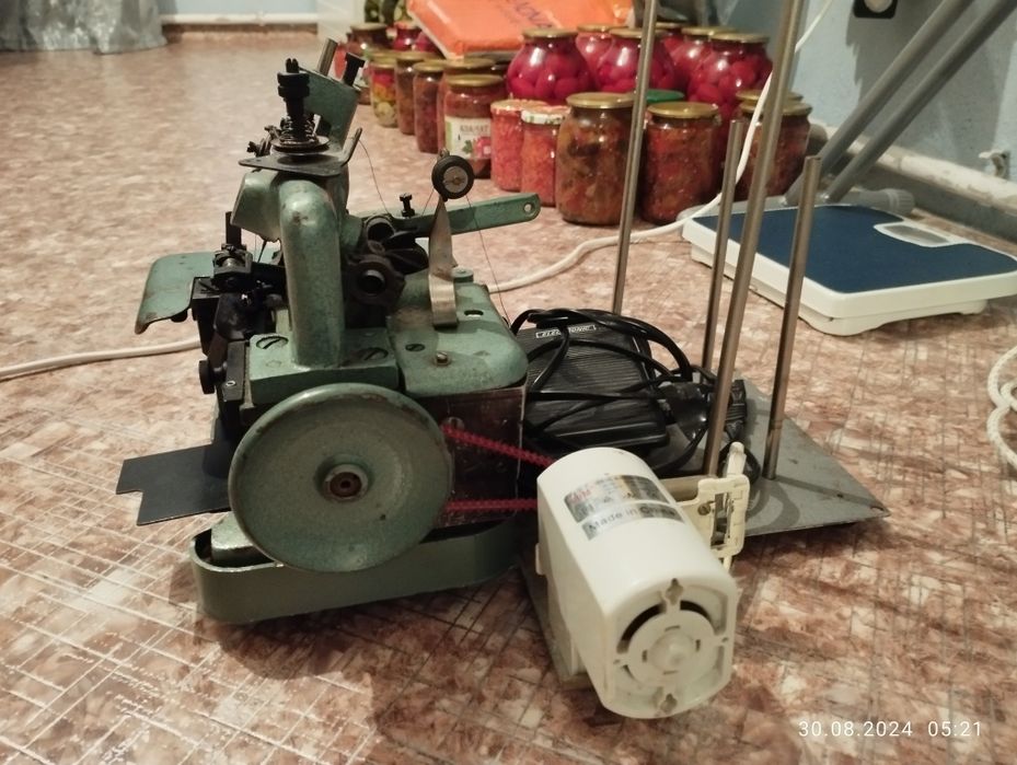 Продам оверлок машину