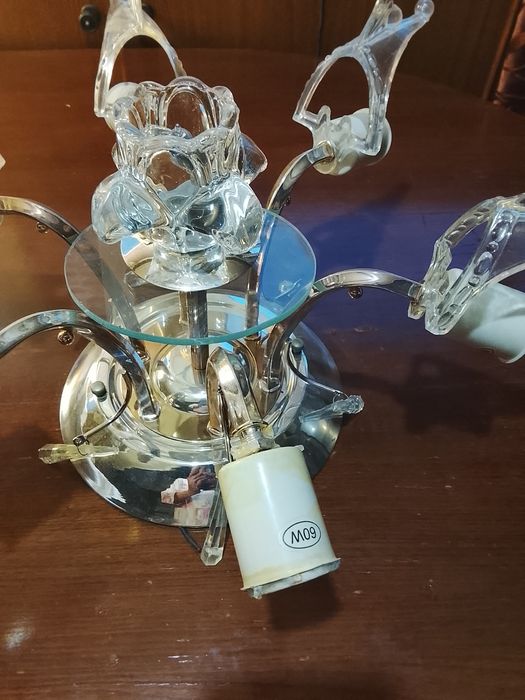 Люстра с одним поломанным рожком