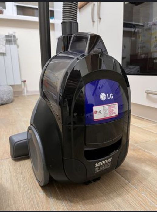 Продаётся пылесос LG .