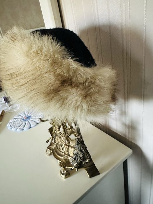 Caciula eleganta , de dama , din blana naturala alb / crem ,