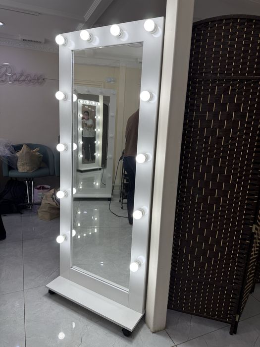 Продам парикмахерское кресло и новое зеркало ис подсветкой