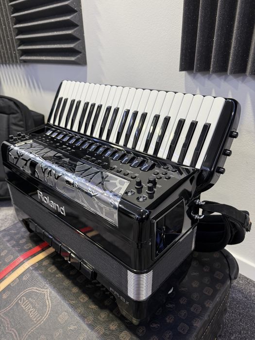 Vând acordeon Roland fr8x