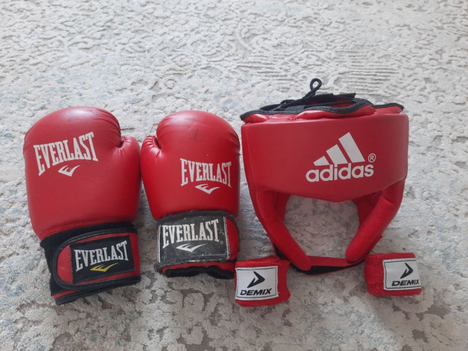 Боксерские перчатки,шлем,бинт