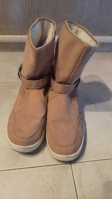 Дамски бежови ботушки с пух