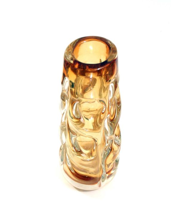 Вазочка про-ва Чехословакия -Старая Богема 50-х годов, цветоне стекло.