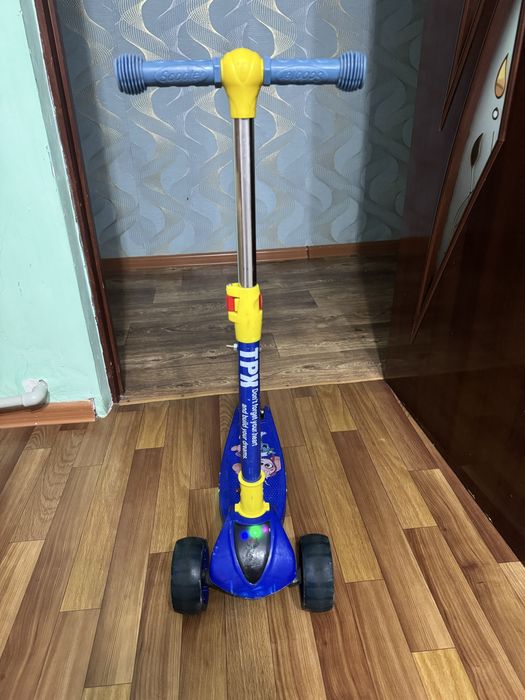 Самокат детский с подсветкой.