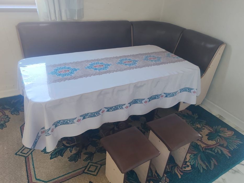 Стол с угловым диваном