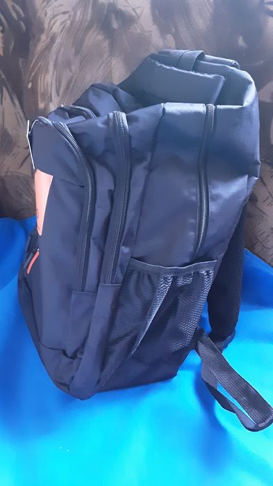 Ghiozdan nou cu etichetă și 3 compartimente.