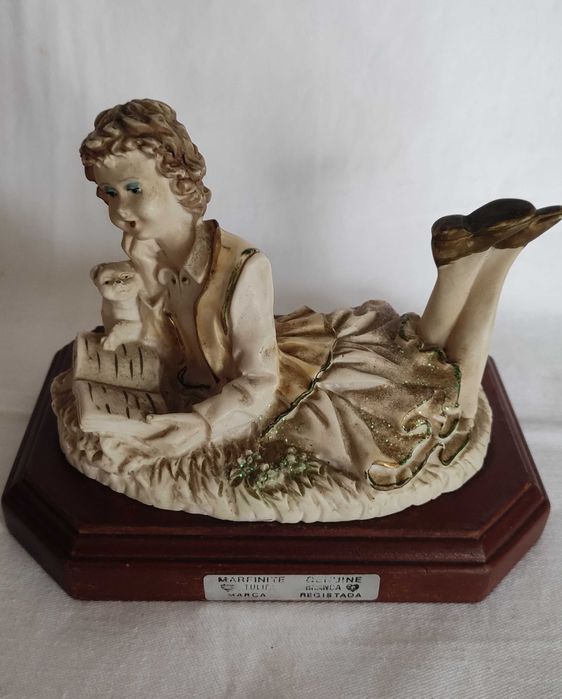 2 порцеланови статуетки дървена основа