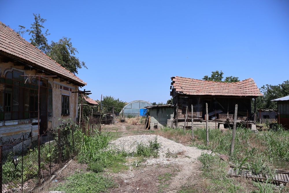 Teren intravilan 5439 mp + livada + casa | fantana + curent | Strejesti de Sus, Olt