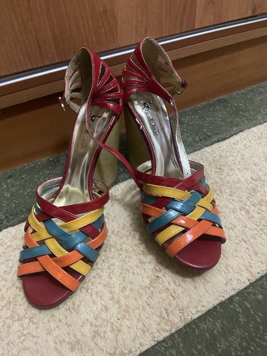 Продам босоножки