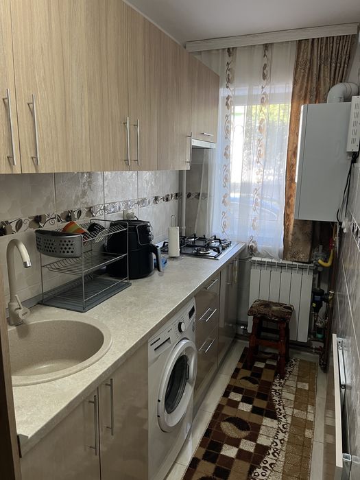 Garsonieră 25 mp, renovată și mobilată complet – Zona OMW Câmpina | 300 €