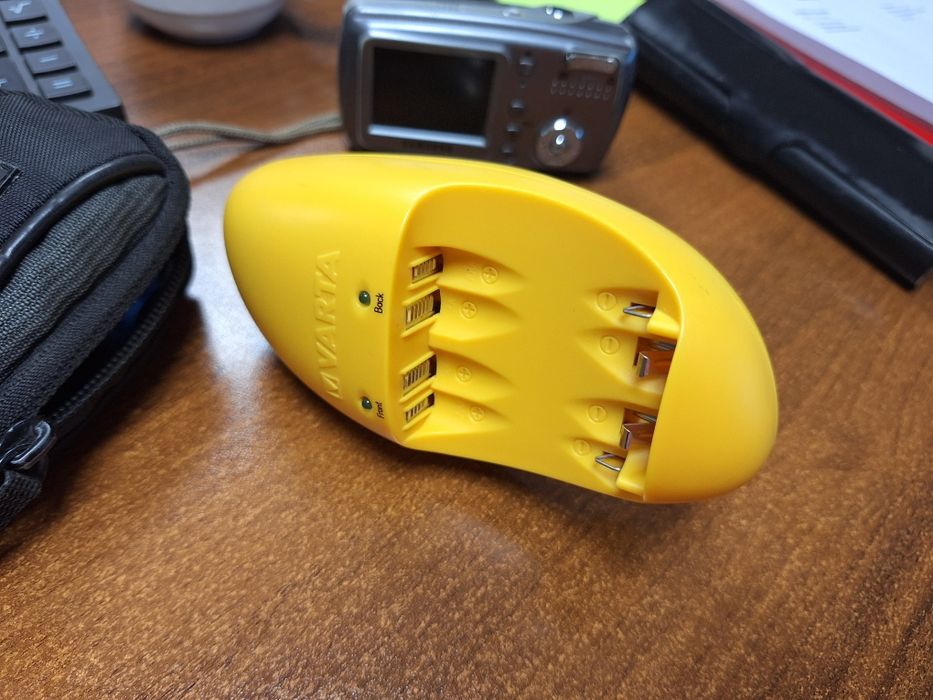 Продавам фотоапарат samsung в комплект със зарядно за акумулаторни бат