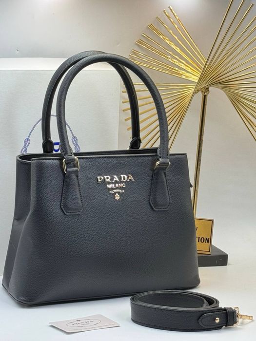 Geanta Prada noua !!! Dimensiuni 26/22 !!!