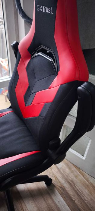 Геймърски стол червено и черно