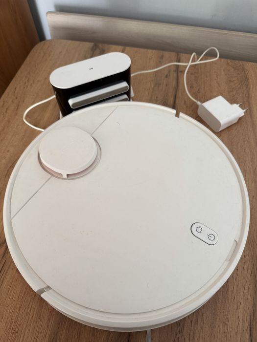 Продаю робот пылесос срочно