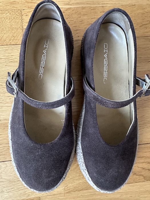 Тъмно кафяви велурени обувки