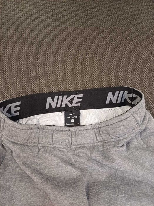 Nike страхотно спортно долнище за всеки ден