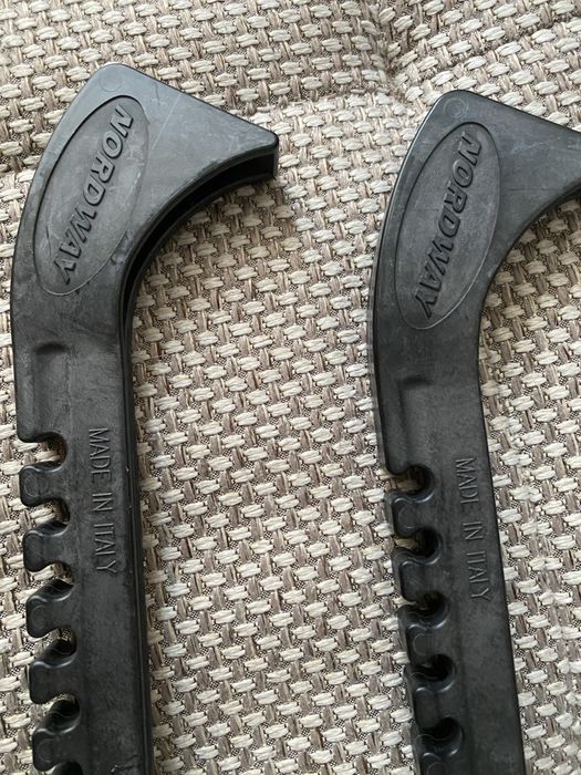 Продам чехлы для коньков