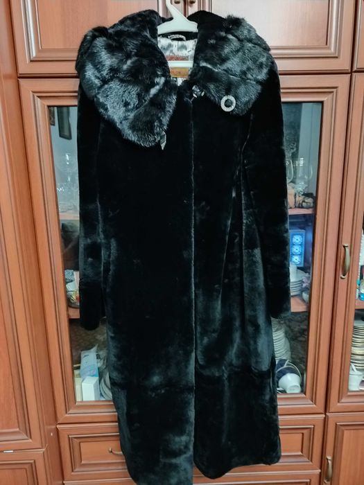 Продаю женскую шубу