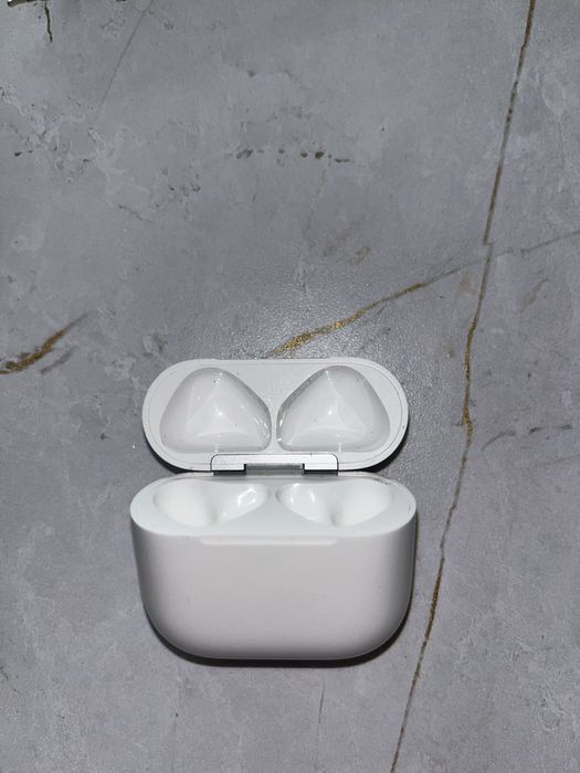 Продаю оригинал кейс от Airpods 4