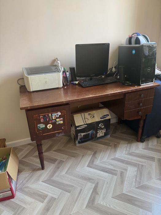 Письменный стол из дерева