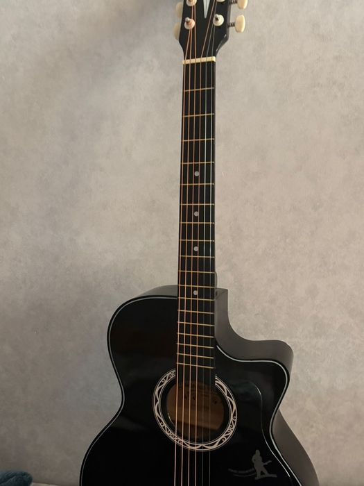 Продам гитару. Новая.