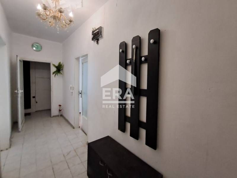 Тристаен панелен апартамент за продажба, с отделна Г-образна кухня, в